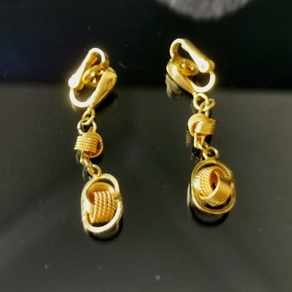 Vintage Gold Tone Clip on Earrings - Picture 2 of 8